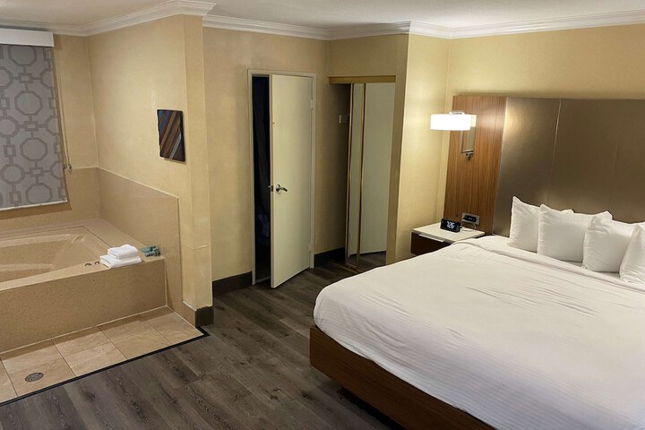Room 21 of 37