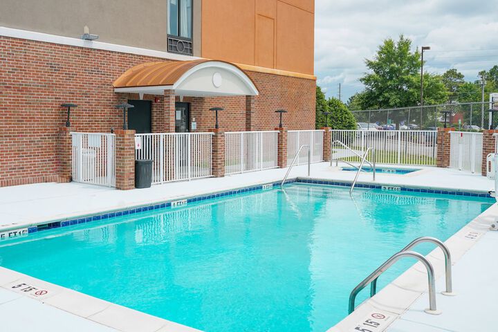 Holiday Inn Express & Suites Hope Mills-Fayetteville Arpt by IHG
