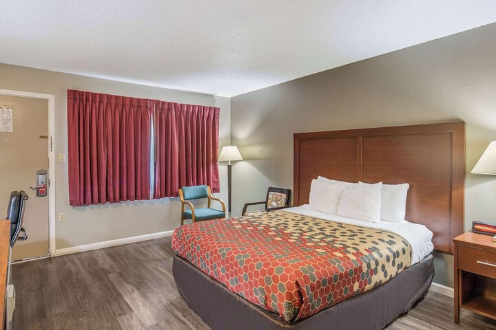 Econo Lodge Inn & Suites Yreka