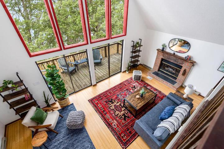 Modern Chalet w Hot Tub Large Deck, Grill & WiFi