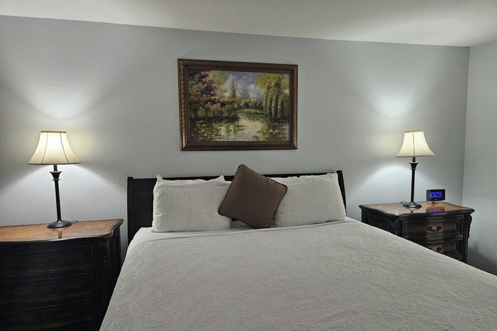 Ocairns Inn & Suites