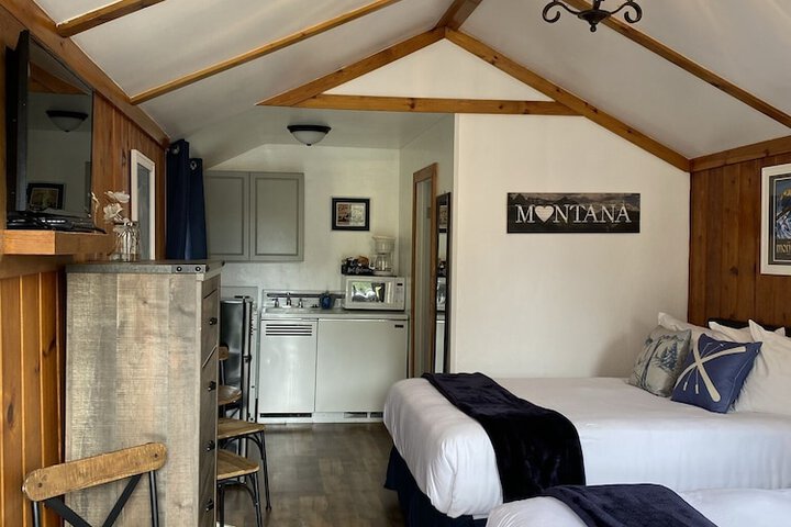 Lamplighter Cabins & Suites
