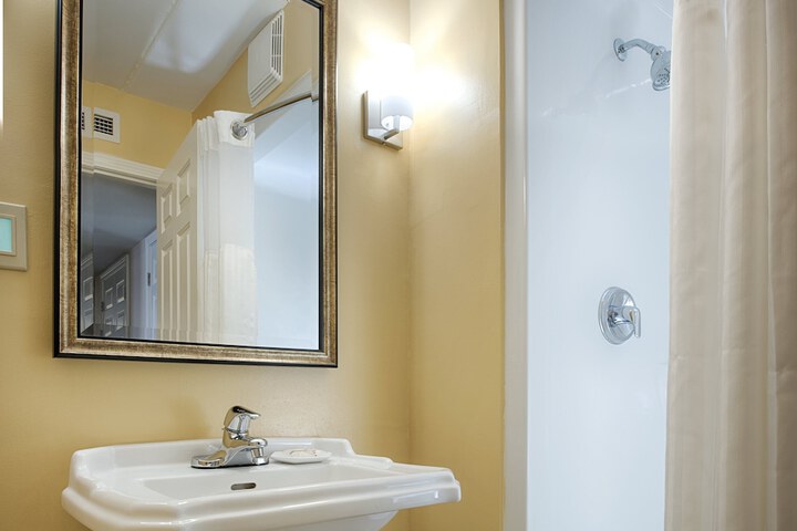 Room 33 of 60