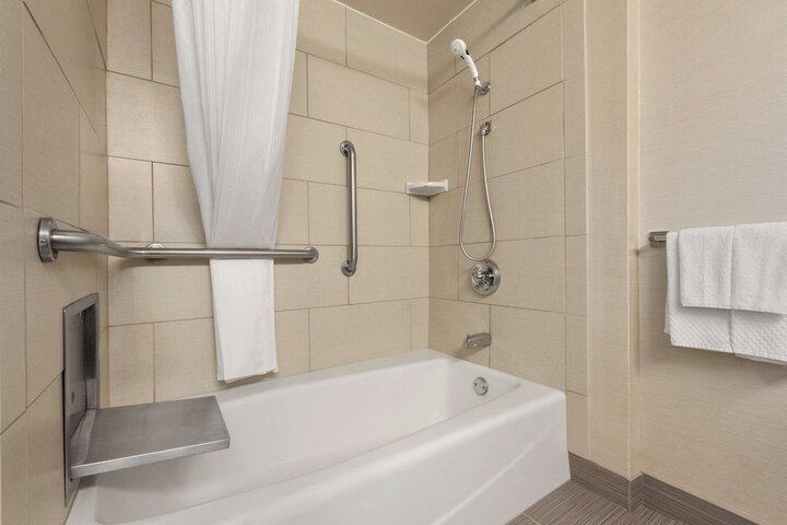 DoubleTree by Hilton Milwaukee - Brookfield