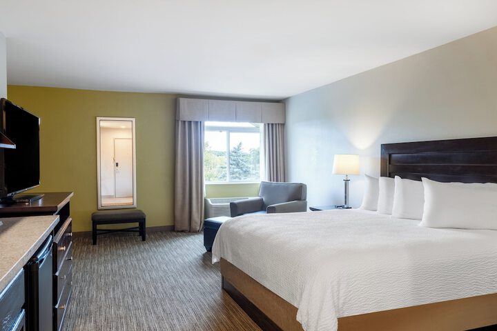 Holiday Inn Express & Suites Chicago-Libertyville by IHG