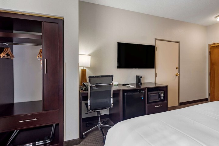 Room 17 of 28