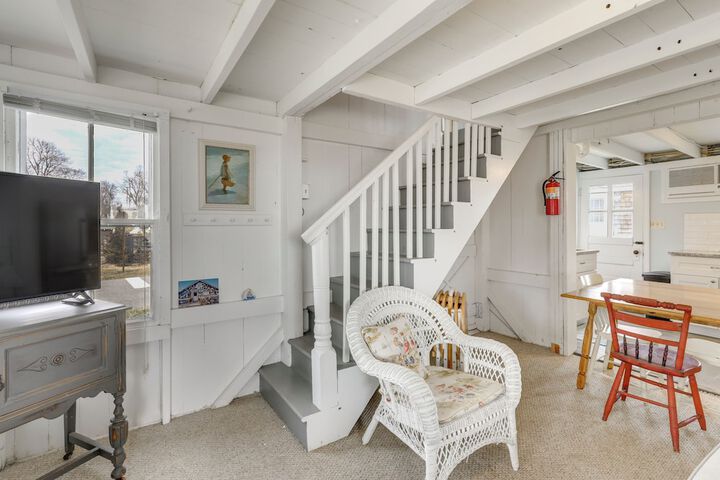 Charming Westbrook Cottage Steps to Private Beach