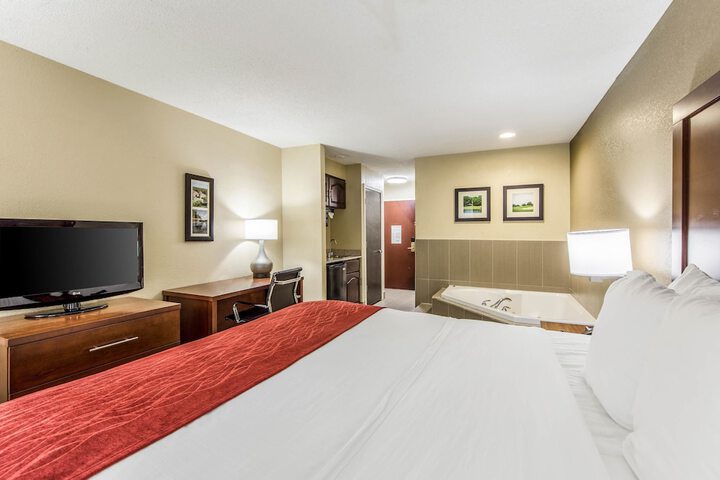 Comfort Inn & Suites Greenwood near University