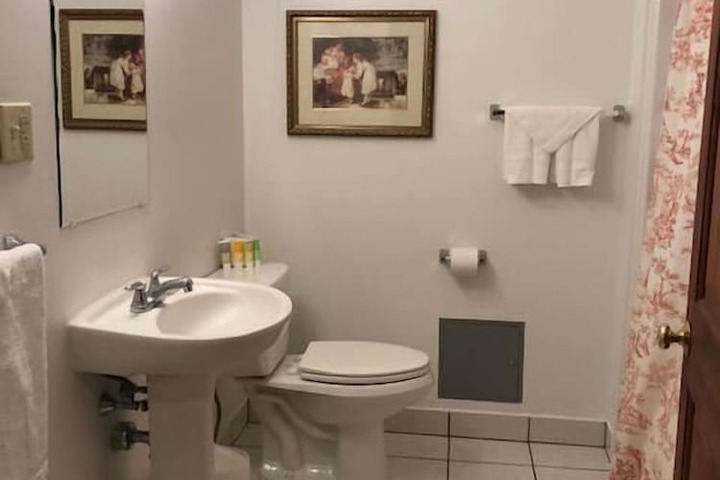 Camelot Restaurant & Inn