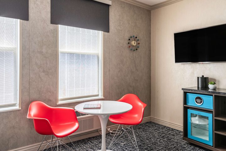 Room 8 of 33