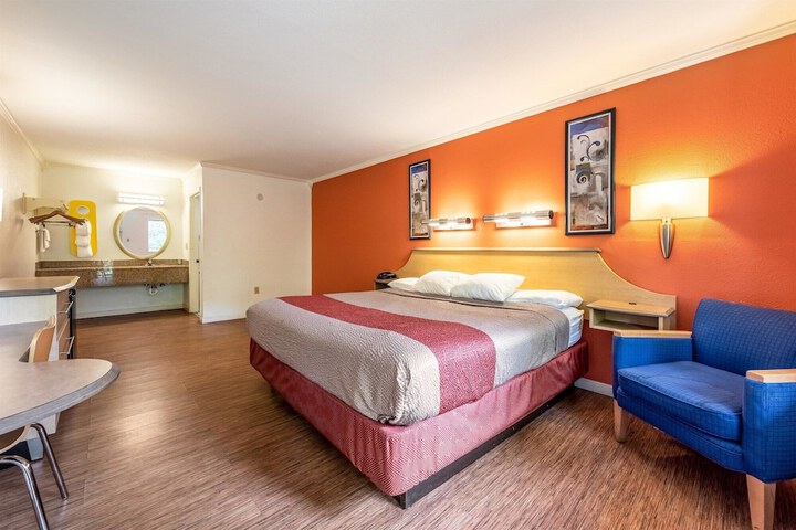 Motel 6 Gatlinburg TN - Smoky Mountains