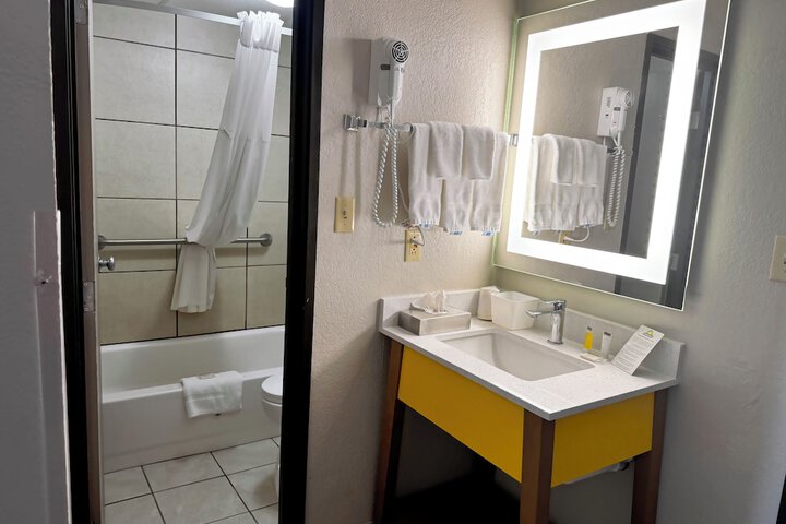 Room 25 of 29
