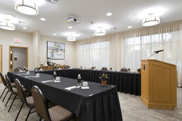 Clubhouse Hotel Suites Sioux Falls