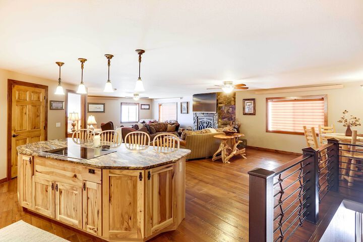 Modern Deadwood Apt With Mountain Views & Grill!