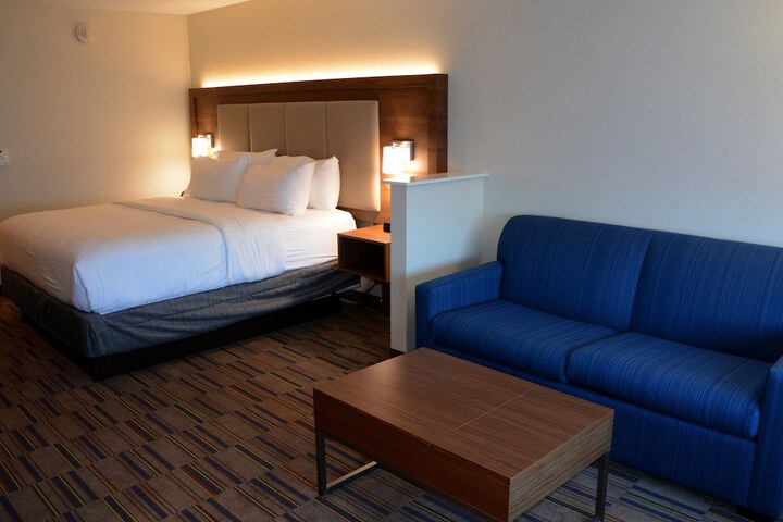 Holiday Inn Express & Suites Pittsburgh - Monroeville by IHG