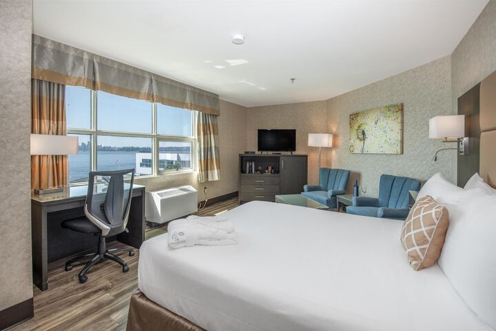 Coast Lonsdale Quay Hotel