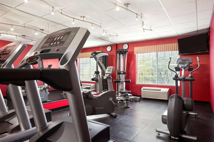 Country Inn & Suites by Radisson Clinton, IA