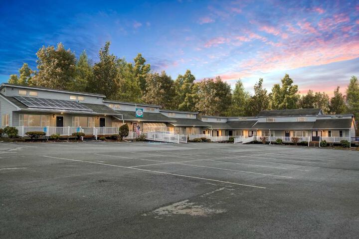 East Shore Lodging