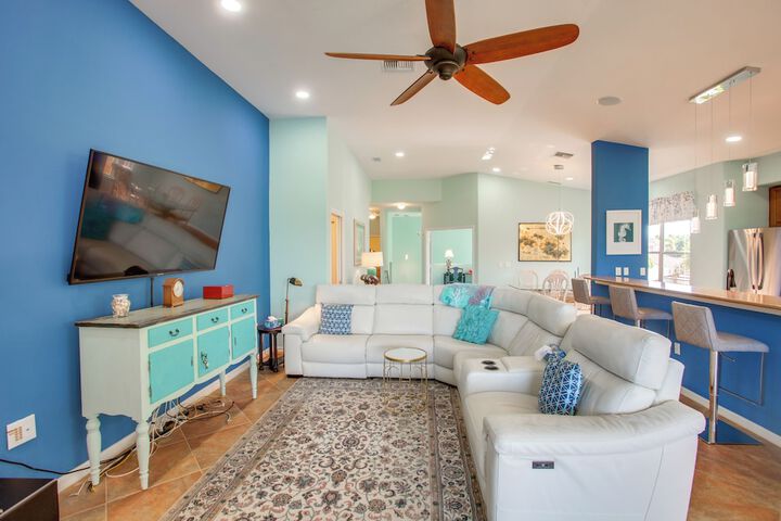 3 Mi to Dtwn Fort Myers: Condo w / Pool & Hot Tub