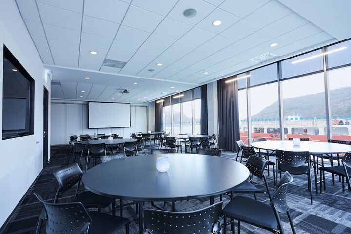 Ballroom/Hall 33 of 40