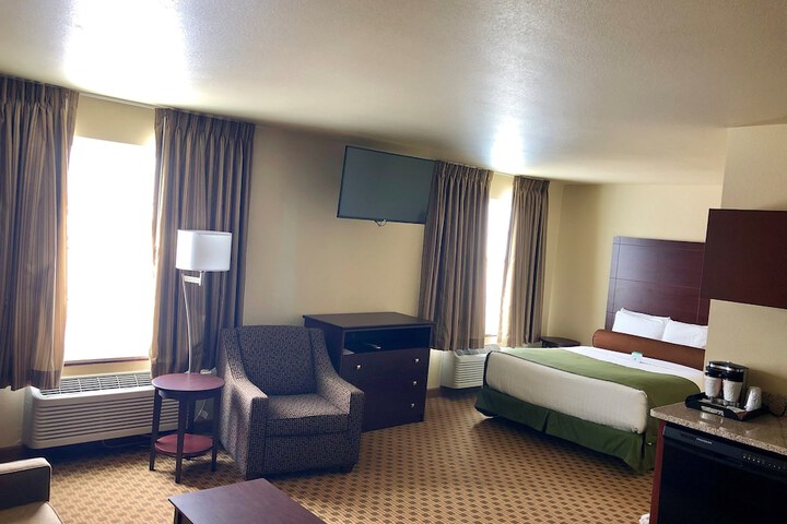 Cobblestone Hotel & Suites – Pulaski / Green Bay