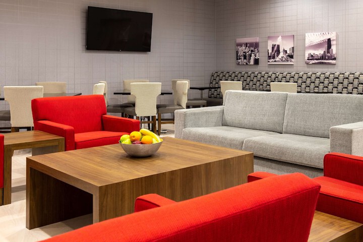 Lounge 106 of 113