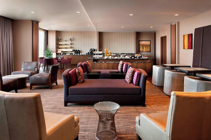 Lounge 46 of 48