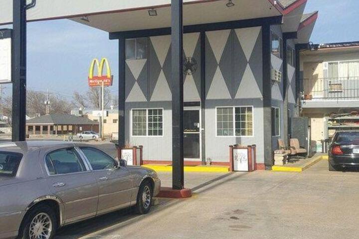 Sky-Palace Inn & Suites Hutchinson