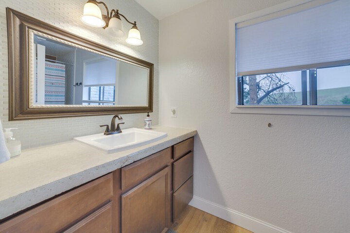 Pet-friendly Hollister Getaway w / Grill!