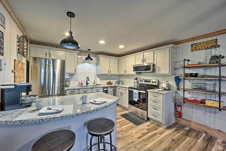 1 Mi to Skiing: Beech Mountain Condo w / Fireplace!