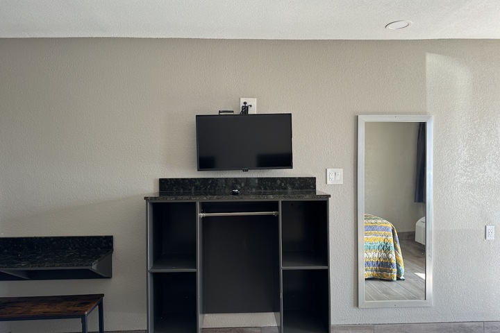 Room 4 of 8