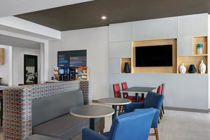 Holiday Inn Express Hotel & Suites NEWPORT by IHG