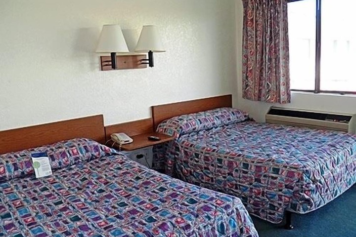 Room 6 of 8