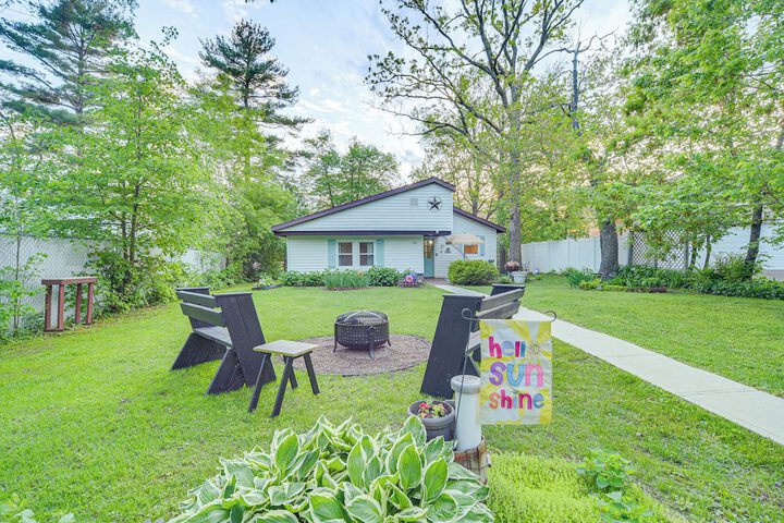 Lakefront Family Retreat w / Private Dock!