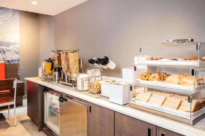 La Quinta Inn & Suites by Wyndham Times Square South
