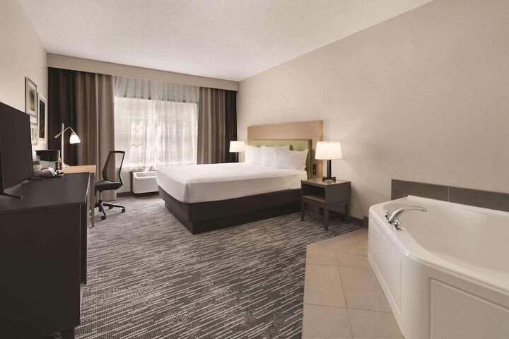 Country Inn & Suites by Radisson Detroit Lakes