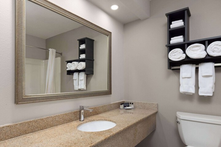 Links Bos Landen Hotel & Spa of Pella Trademark by Wyndham