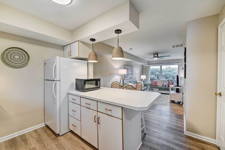 Brigantine Condo w / Beach Access & Pool Views