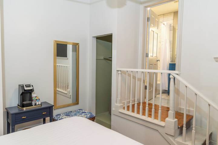 Room 16 of 40
