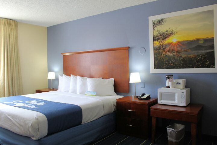 Room 32 of 60