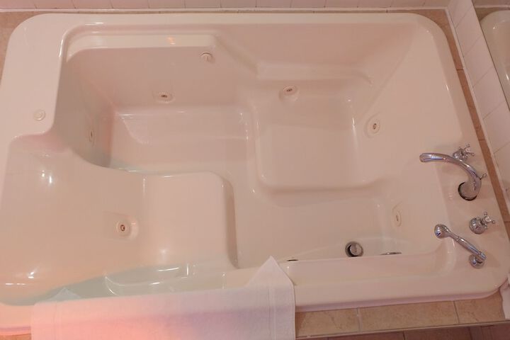 Hot Tub 34 of 38