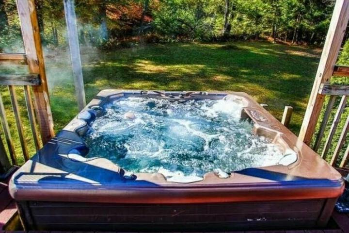Southwoods Mountain Estate -private mansion pool, hottub+ 15 acres