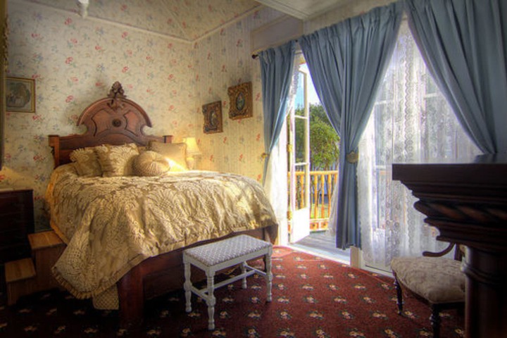 Gingerbread Mansion Inn