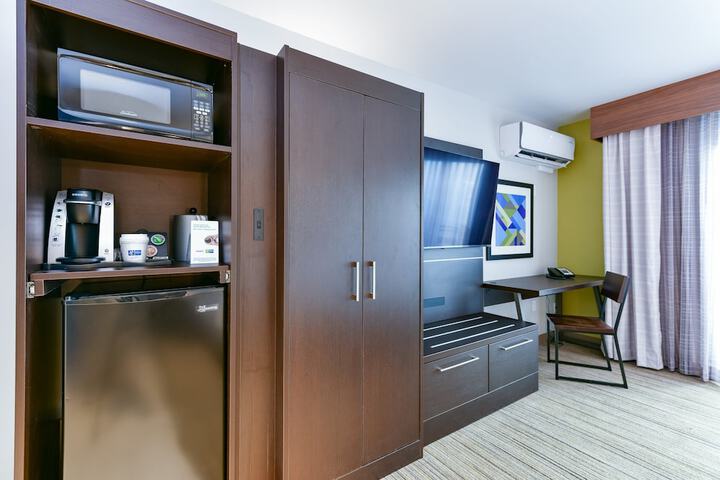 Room 32 of 66