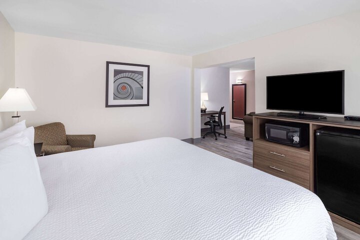 Room 11 of 16