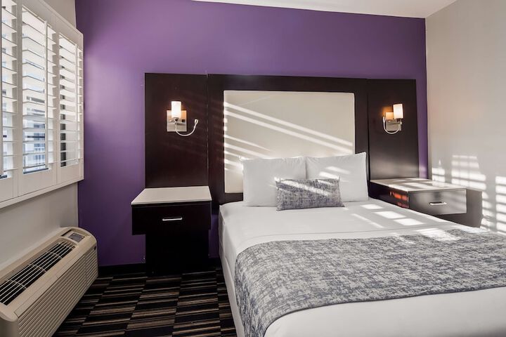Room 10 of 25