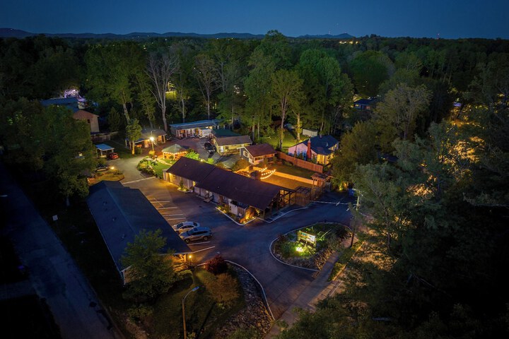 CedarWood Inn