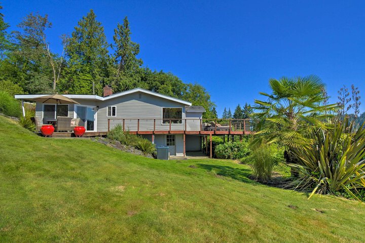 Waterfront Gig Harbor Home w / Furnished Deck