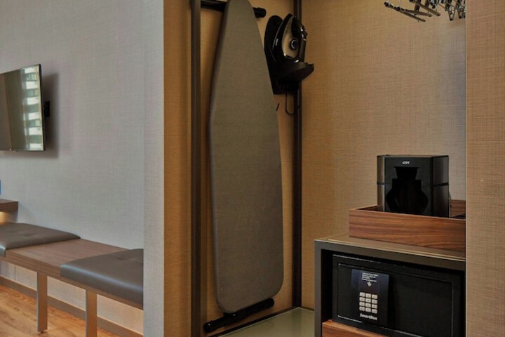 Room 28 of 47