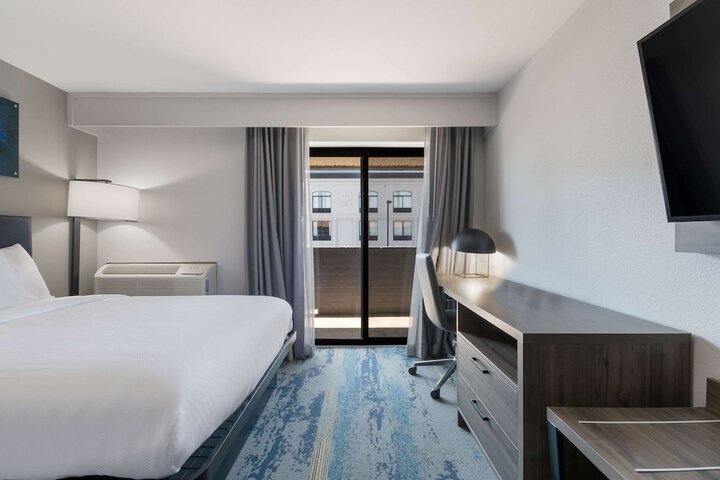 Room 52 of 80